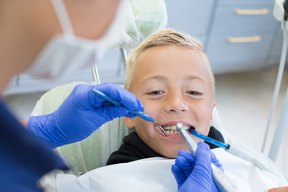 Zahnarzt Giesing - Dr. Koenigsfeld & Kollegen - behandlung eines kleinen Jungen